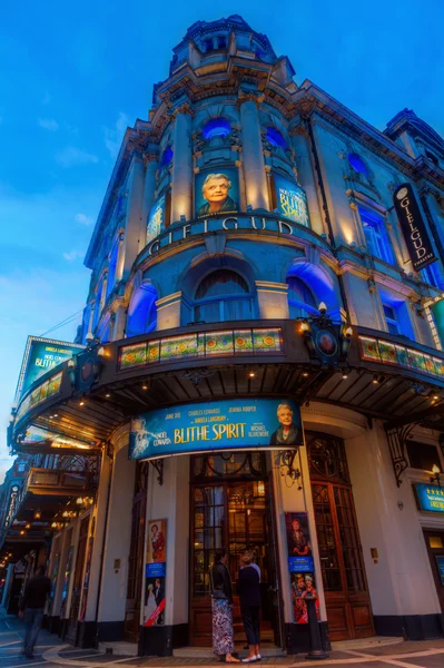 Gielgud Theatre v noci v Londýně, Velká Británie — Stock fotografie