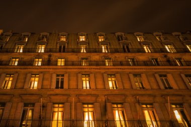 Paris, Fransa, şehir gece tipik eski binalar
