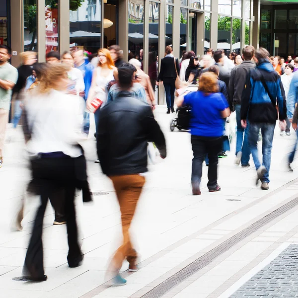 Shopping gente in città in movimento sfocatura — Foto Stock