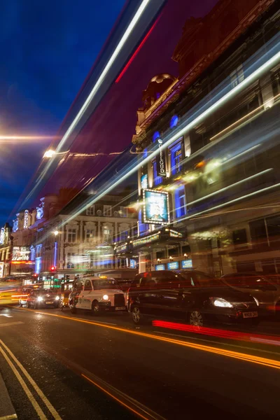 Shaftesbury Avenue in London, Großbritannien — Stockfoto