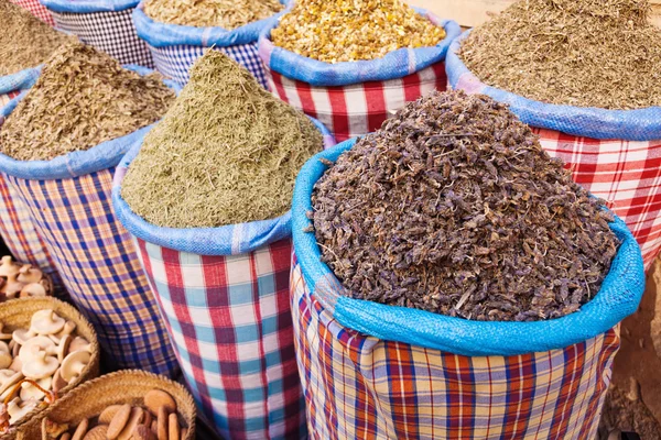 Sacos de hierbas y especias en un mercado oriental en los zocos de Marrakech, Marruecos —  Fotos de Stock
