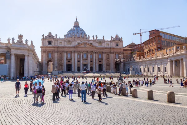 St. Peters baziliky a St Peters náměstí ve Vatikánu — Stock fotografie