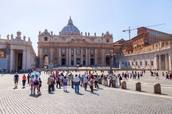 St Peters Bazilikası ve Vatikan Şehri St Peters meydanda — Stok fotoğraf