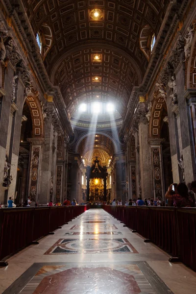 Binnen mening van de St. Pieter Basiliek in Rome, Italië — Stockfoto