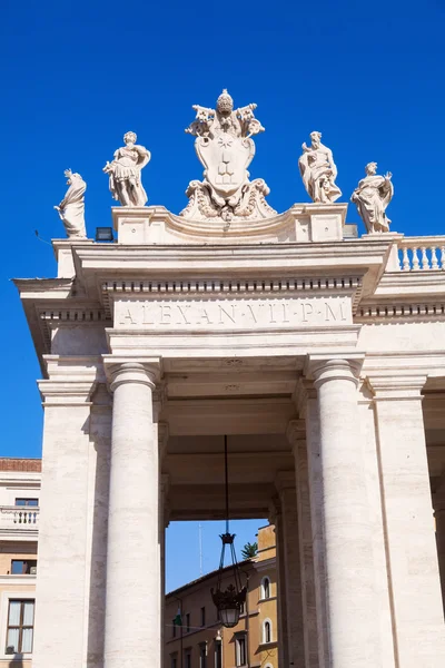 Detail of the colonnades of the St Peters Square in Vatican City — Stock Photo, Image