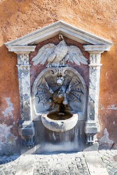 Rome, イタリアのアンティーク水を飲む噴水 — ストック写真