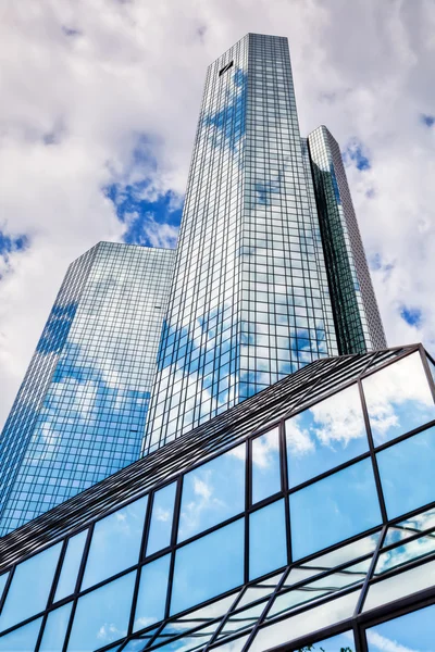 フランクフルト ・ アム ・ マイン、ドイツのドイツ銀行ツインタワー — ストック写真