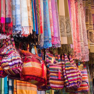 Renkli Tekstil ve torbaları üzerinde çarşı Marakeş, Fas