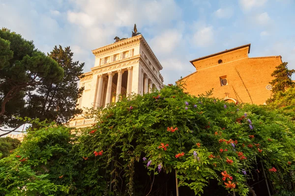 Backside of the Vittoriano memorial with the Basilica of St Mary of the Altar of Heaven in Rome, Italy — Stock Photo, Image