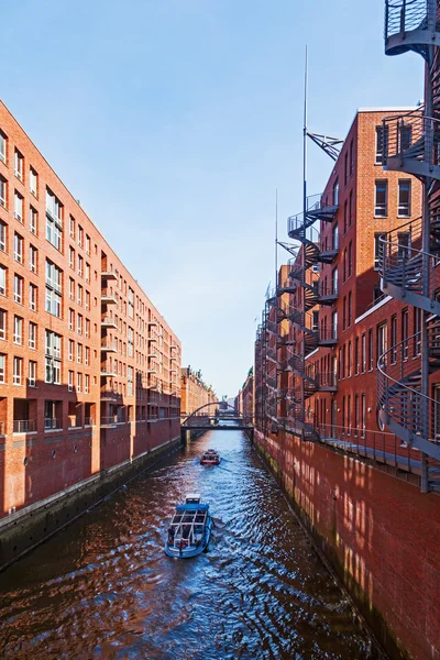 Bâtiments en briques dans le quartier des entrepôts de Hambourg, Allemagne — Photo