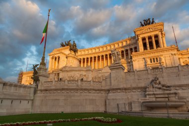 İtalya, Roma 'da gün batımında Vittoriano