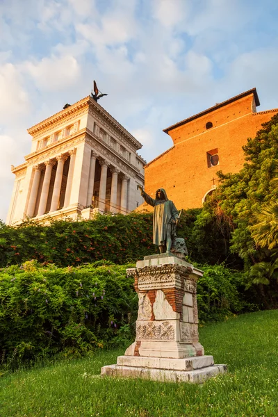 Parte de trás do memorial de Vittoriano com a Basílica de Santa Maria do Altar do Céu em Roma, Itália — Fotografia de Stock
