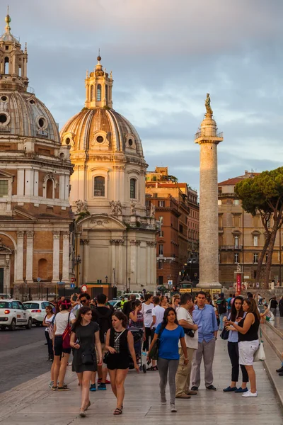 Casco antiguo de Roma, Italia, con la famosa Columna de Trajans — Foto de Stock