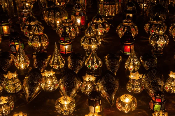 Faroles iluminados en un mercado oriental en Marrakech, Marruecos —  Fotos de Stock