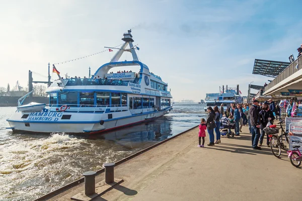 Barco de excursão no St. Pauli Piers em Hamburgo, Alemanha — Fotografia de Stock