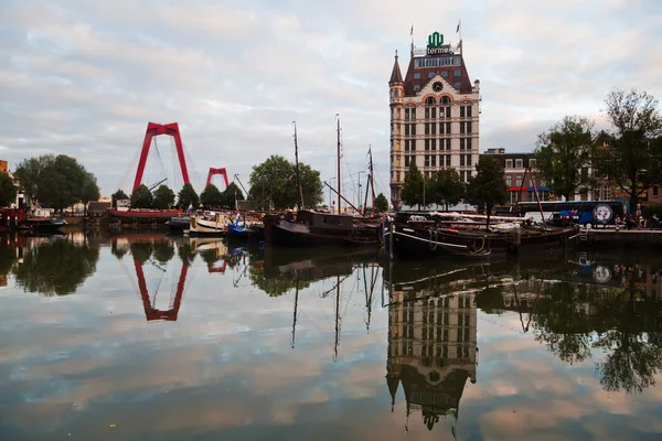 Vista del antiguo puerto con la "Witte Huis" en Rotterdam, Países Bajos —  Fotos de Stock