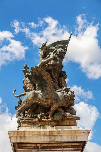 Escultura antiga em frente ao memorial de Vittoriano em Roma, Itália — Fotografia de Stock