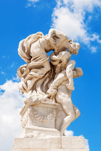 Gamla skulptur framför den Vittoriano memorial i Rom, Italien — Stockfoto