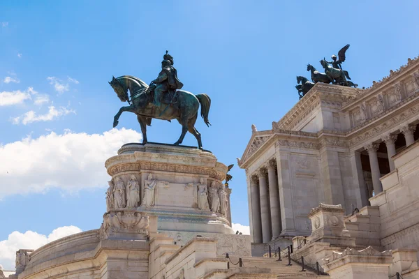 Equestrian monument framför Vittoriano i Rom — Stockfoto