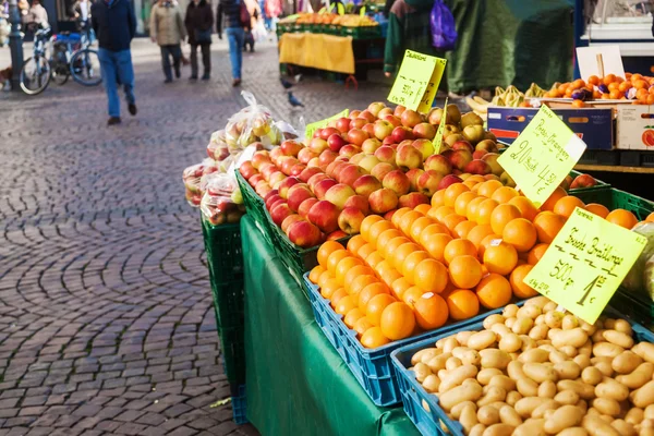 Frukt stall av en gatumarknad — Stockfoto