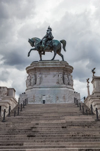 Monumento equestre em frente ao Vittoriano em Roma — Fotografia de Stock