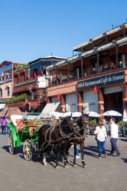 At arabası üzerinde ünlü kare Djemaa el Fnaa Marakeş, Fas
