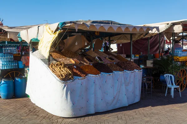 Puesto de mercado en la plaza Djemaa el Fnaa en Marrakech, Marruecos —  Fotos de Stock