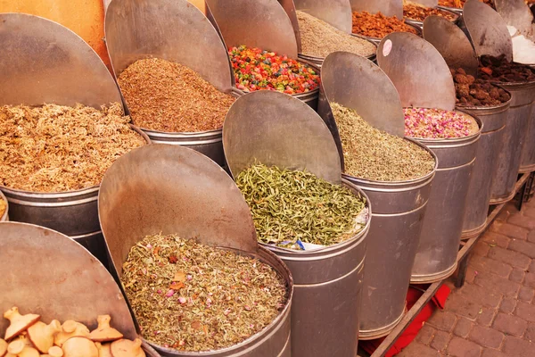 Ervas e especiarias nos souks de Marrakech, Marrocos — Fotografia de Stock