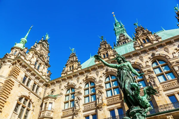 Heykel tarihi Belediye Hamburg önünde, Almanya — Stok fotoğraf