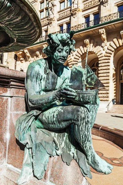 Skulptur framför det historiska rådhuset i Hamburg, Tyskland — Stockfoto