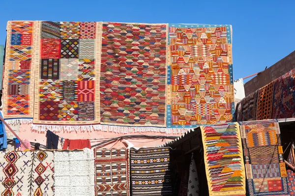 Alfombras coloridas en una tienda en los zocos de Marrakech, Marruecos —  Fotos de Stock