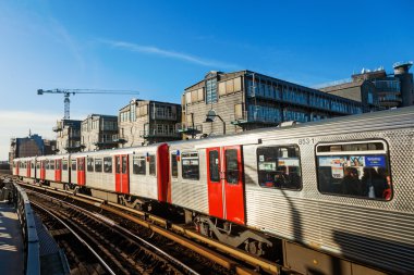 Hamburger Hochbahn Baumwall istasyonunda Hamburg, Almanya