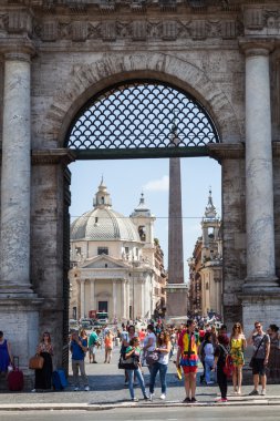Roma, İtalya Piazza del Popolo bir kapıdan görüntülemek