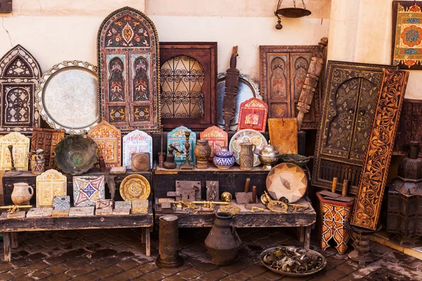 Antiguidades marroquinas em uma loja nos souks de Marraquexe, Marrocos — Fotografia de Stock