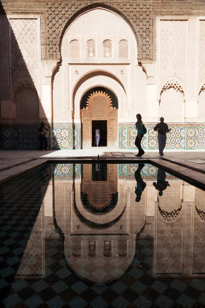 Vnitřek Medersa Ben Youssef v medíně města Marrákeš, Maroko — Stock fotografie