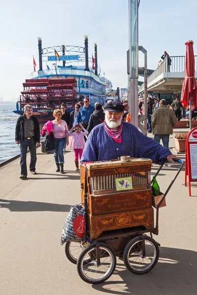 An den st pauli piers in hamburg, deutschland — Stockfoto