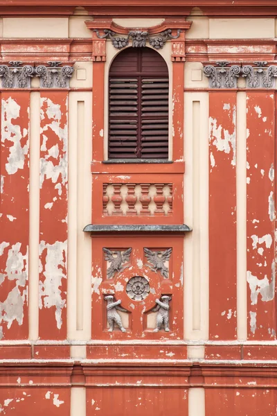 Verfallene Fassade eines alten Turms in Prag, Tschechien — Stockfoto