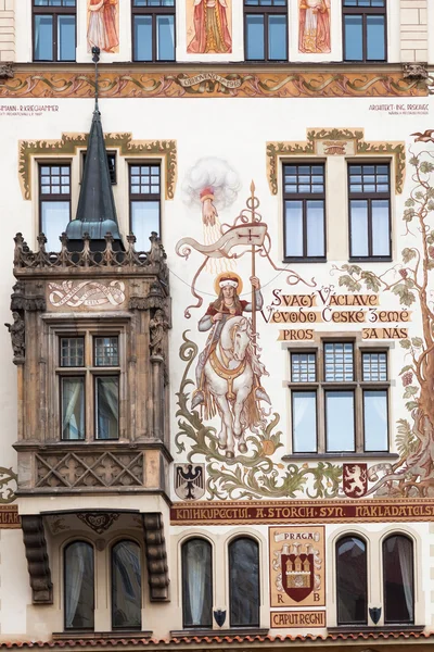 Maison historique façade dans la vieille ville de Prague, Tchéquie — Photo