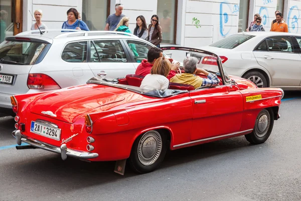 Klassisk rød Skoda til sightseeing i Prag, Tjekkiet - Stock-foto