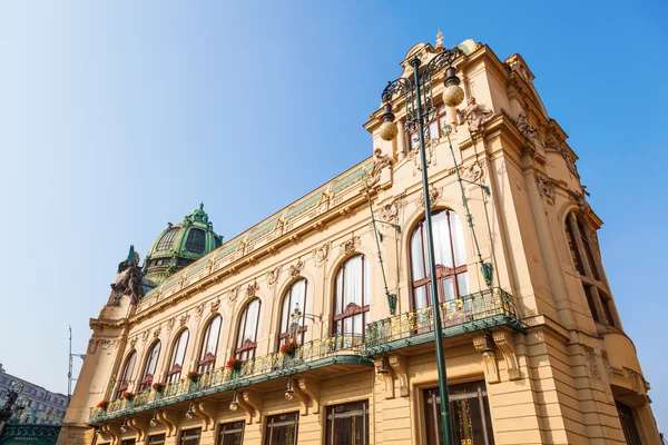 Historyczne Art Deco fasada kamienicy w Pradze, Czechy — Zdjęcie stockowe