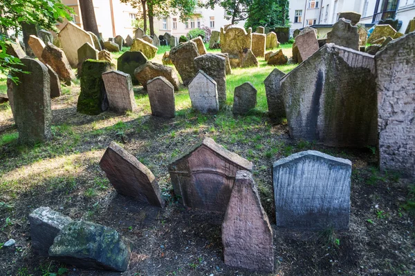 Antieke grafstenen op Old Jewish Cemetery in de Joodse wijk in Praag, Tsjechië — Stockfoto