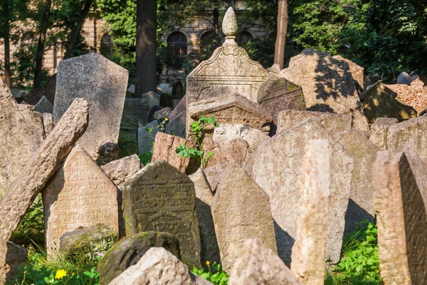 Античные надгробия на Старом еврейском кладбище в еврейском квартале в Праге, Чехия — стоковое фото