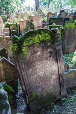 Prague, Çek Cumhuriyeti Yahudi mahallesinde eski Yahudi mezarlığına üzerinde antik mezar taşları
