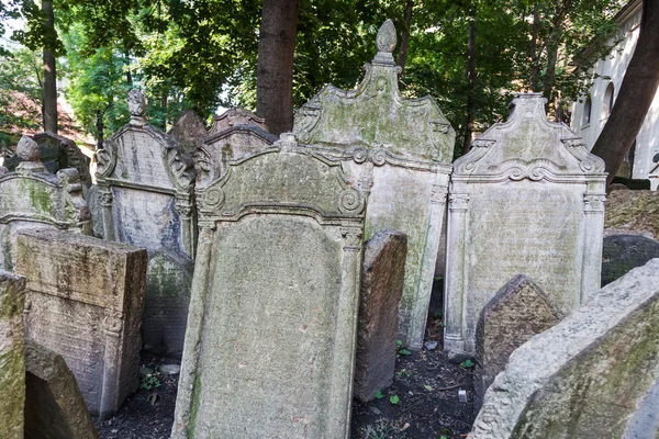 Tumbas antiguas en el antiguo cementerio judío en el barrio judío de Praga, Chequia —  Fotos de Stock