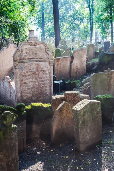 Prague, Çek Cumhuriyeti Yahudi mahallesinde eski Yahudi mezarlığına üzerinde antik mezar taşları — Stok fotoğraf