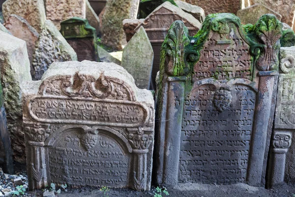 Prague, Çek Cumhuriyeti Yahudi mahallesinde eski Yahudi mezarlığına üzerinde antik mezar taşları — Stok fotoğraf