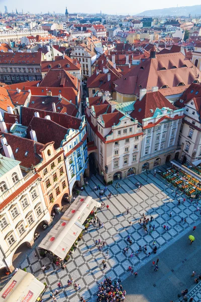 Luchtfoto van het oude stadsplein met historische gebouwen in Praag, Tsjechië — Stockfoto