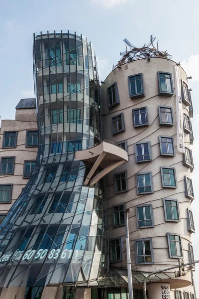 Dansende Huis van Frank Gehry in Praag, Tsjechië — Stockfoto