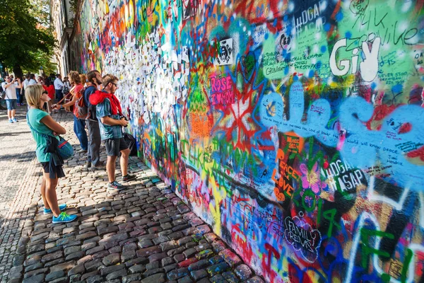 John Lennon muren i Prag, Tjeckien — Stockfoto