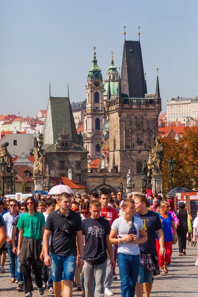 Kalabalık turist Charles Köprüsü'nde Prag, Çek Cumhuriyeti — Stok fotoğraf